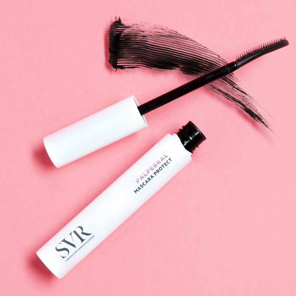 Tube de mascara blanc et brosse noire sur fond rose. Inscription: PALPEBRAL MASCARA PROTECT et logo SVR.