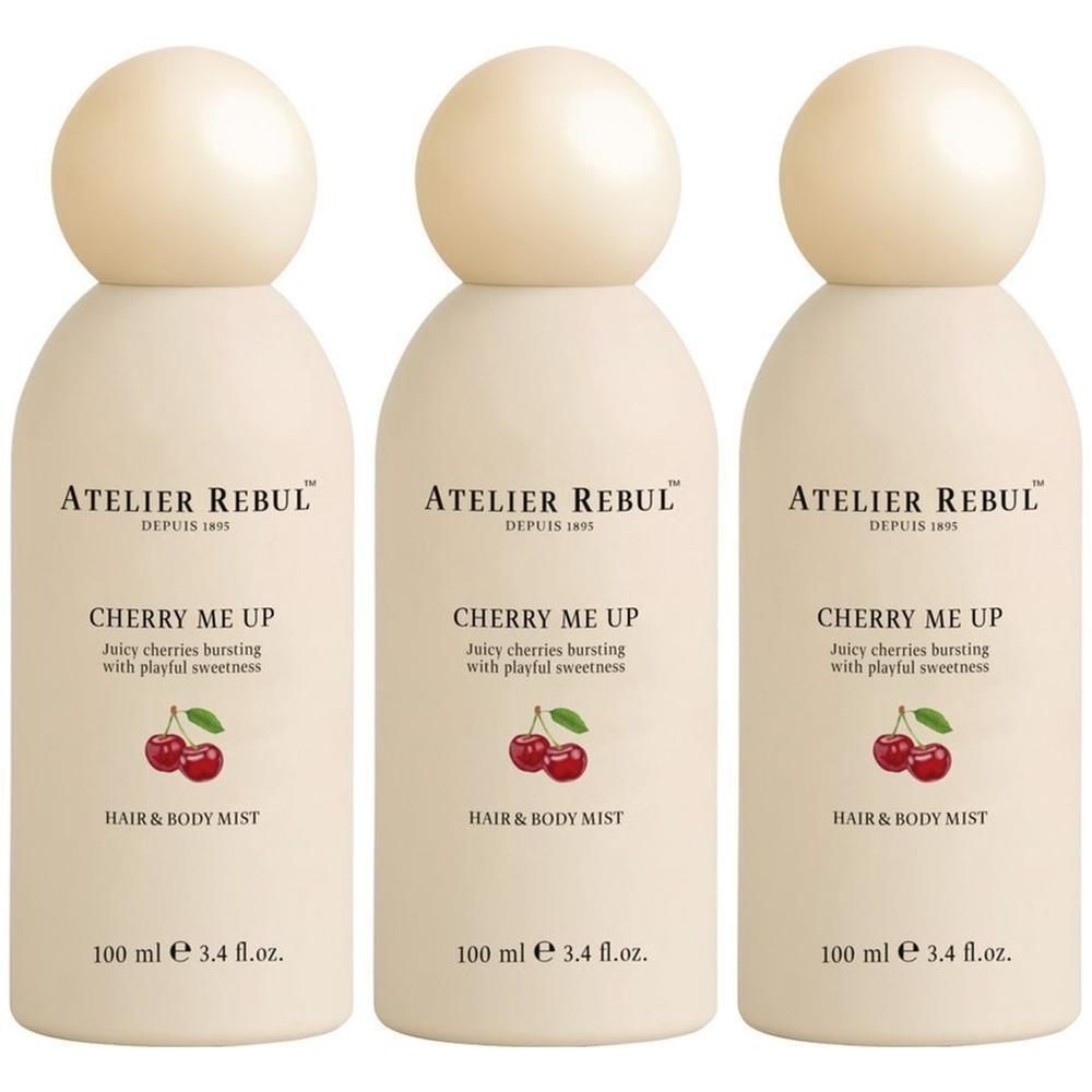 Trois flacons de brume pour cheveux et corps Atelier Rebul Cherry Me Up. Flacons beiges avec bouchon blanc. Image de cerises et nom du produit.