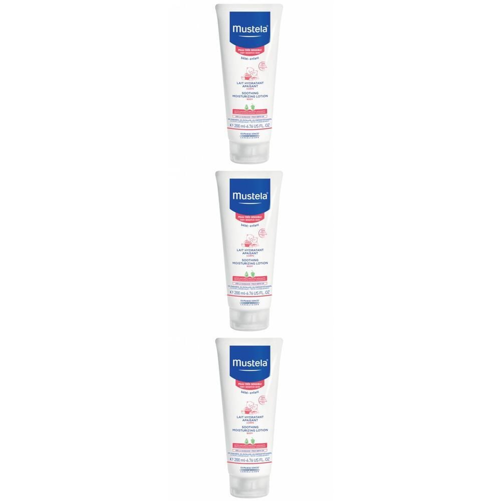 Drie tubes witte crème met blauwe dop. Opschrift: Mustela, Lait Hydratant Apaisant Peau très Sensible.