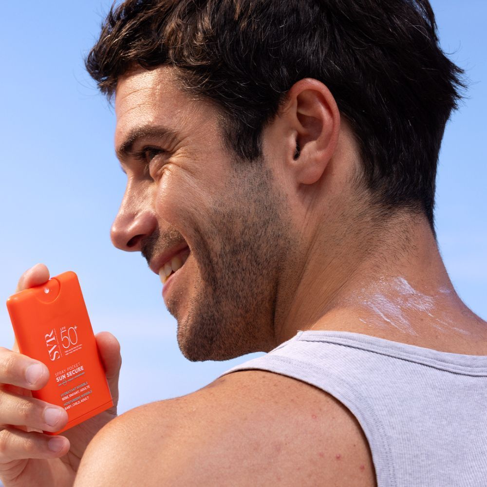 Man houdt een oranje spray met SPF 50+ vast en spuit het op zijn nek. Opschrift: SVR, Sun Secure.