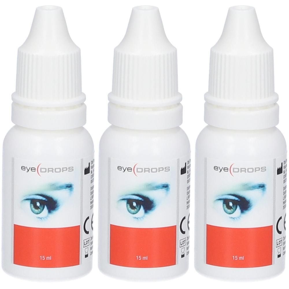 Drie witte flessen oogdruppels. Op elke fles staat "eye(DROPS" en een rood etiket met "15 ml".