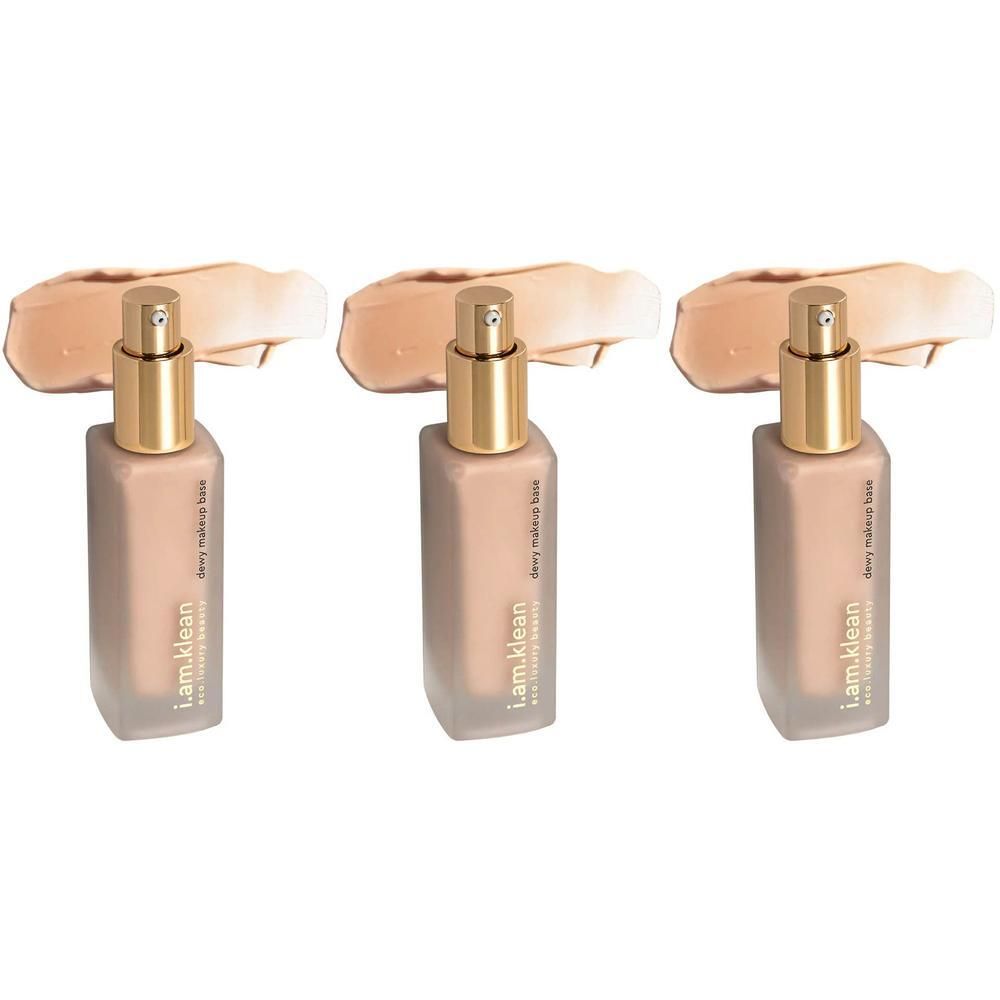 Drie foundationflessen met gouden pompknoppen en lichtbruine kleurvegen. Op elke fles staat i.am.klean.