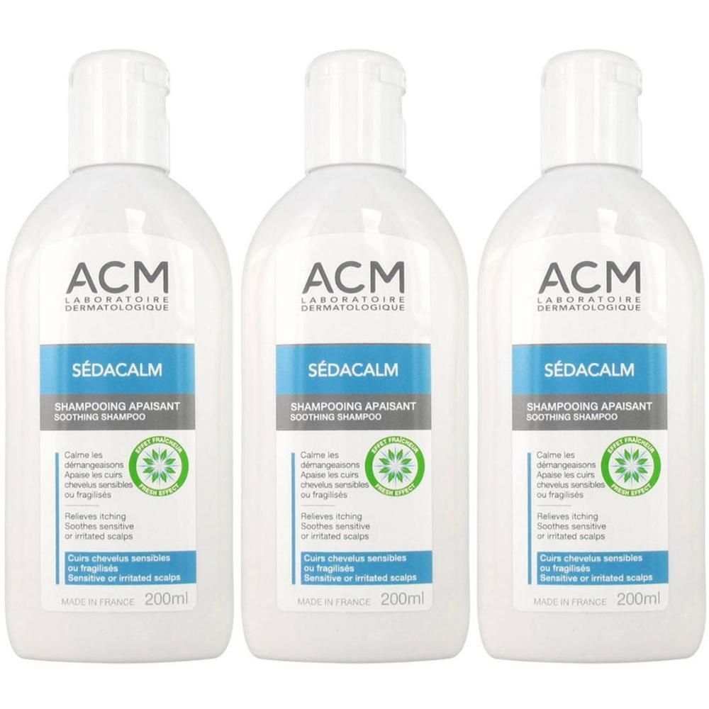 Drie witte flessen Sédacalm Shampooing Apaisant. Blauwe en witte etiketten met tekst en logo. 200ml.