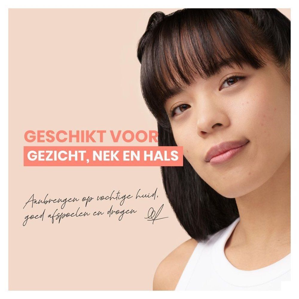 Gezicht van een vrouw. Tekst: Geschikt voor gezicht, nek en hals. Aanbrengen op vochtige huid.