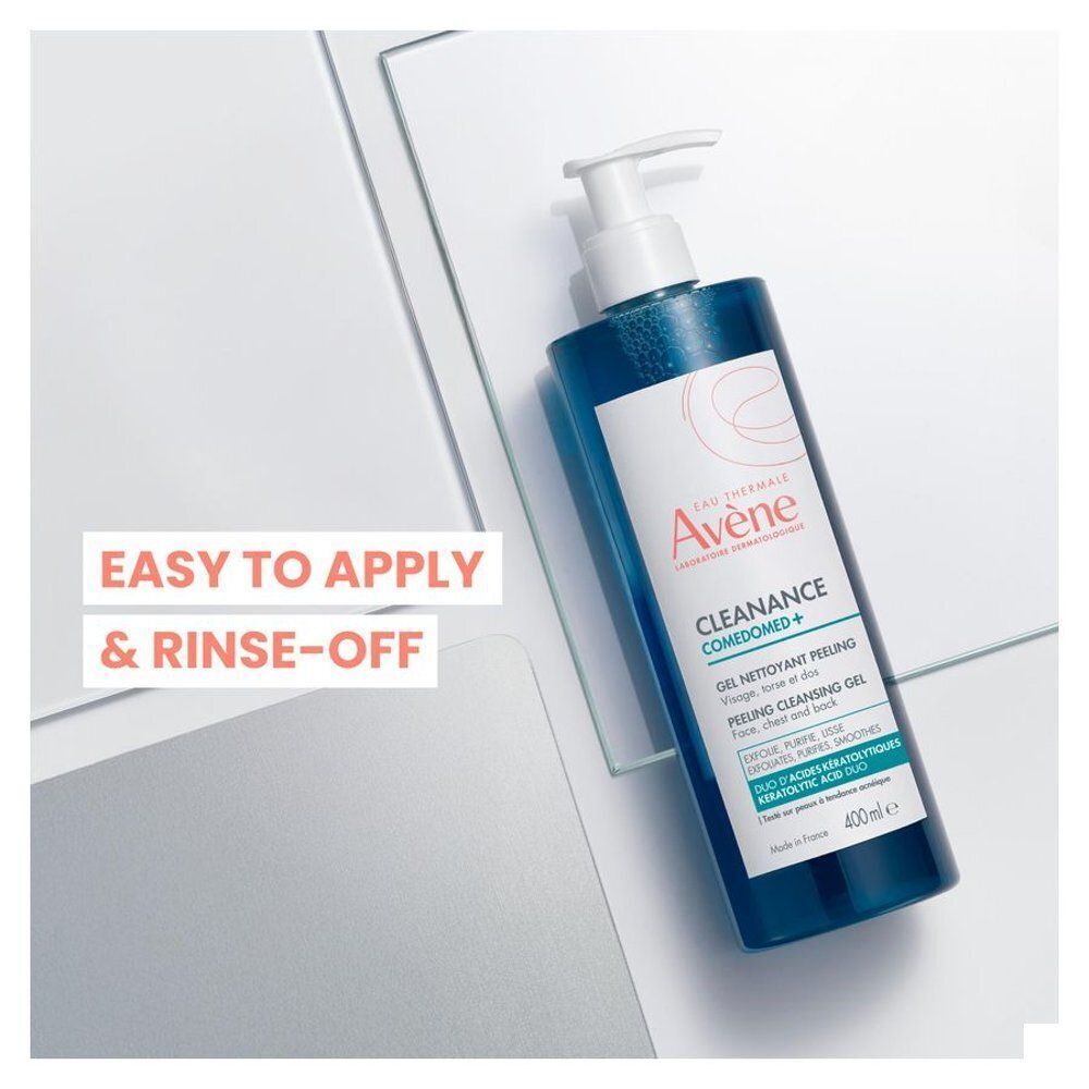 Flacon de gel peeling Avene Cleanance Comedomed. Sur fond blanc. Texte: Facile à appliquer et à rincer.