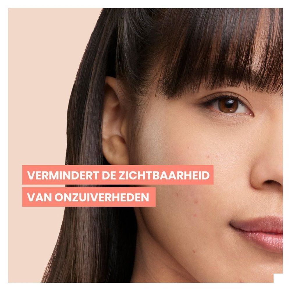 Gezicht van een vrouw. Tekst: Vermindert de zichtbaarheid van onzuiverheden.
