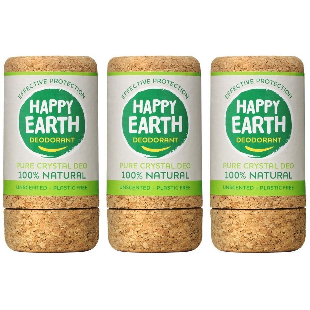 Drie cilindrische deodorants met kurk bodem. Opschrift: HAPPY EARTH, Deodorant, Pure Crystal Deo, 100% Natural, Unscented - Plastic Free.