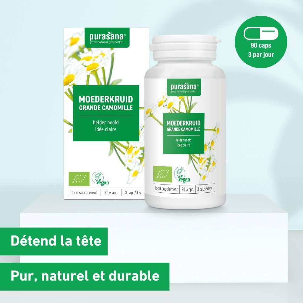 Flacon et boîte blancs avec étiquettes vertes. Inscription: MOEDERKRUID GRANDE CAMOMILLE. Logo vegan. 90 gélules, 3 par jour. Sur socle blanc.