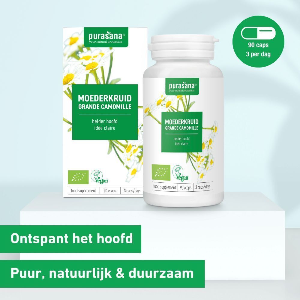 Witte fles en doos met groene etiketten. Opschrift: MOEDERKRUID GRANDE CAMOMILLE. Vegan logo. 90 capsules, 3 per dag. Op wit voetstuk.
