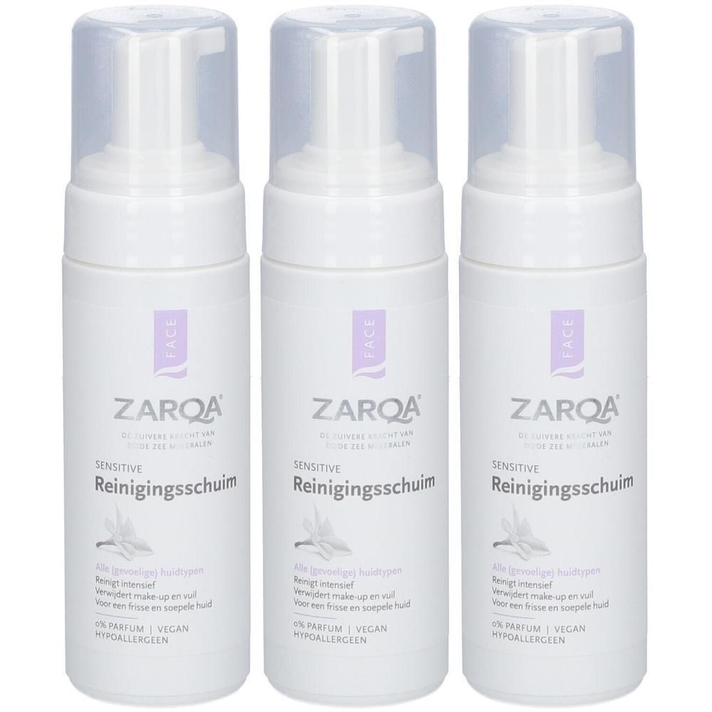 Drie witte flacons met pomp. Op elke flacon staat "Zarqa Sensitive Reinigingsschuim".