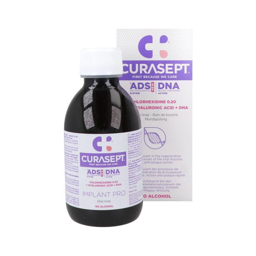 Donkere fles met witte dop en verpakking. Opschrift: CURASEPT ADS DNA Implant Pro. Bevat chloorhexidine en hyaluronzuur.