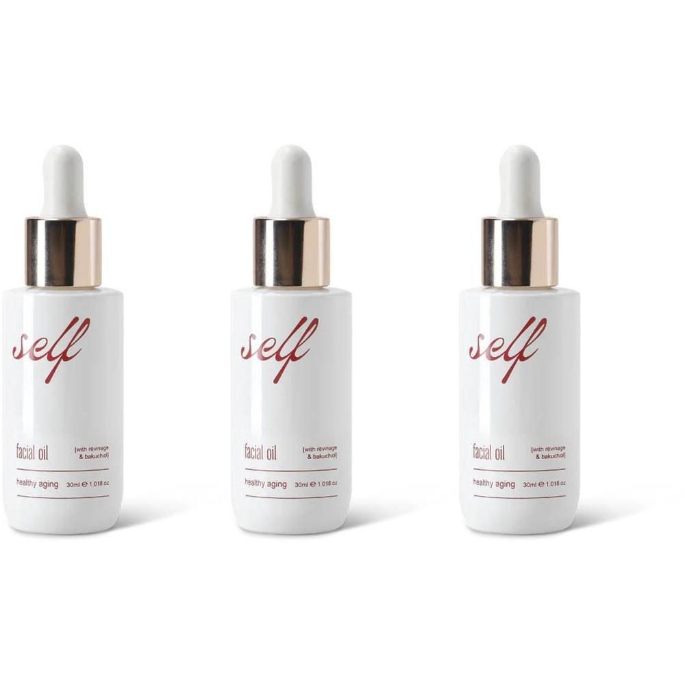 Drie witte flessen met pipetten. Op elke fles staat in rode letters "self facial oil healthy aging".