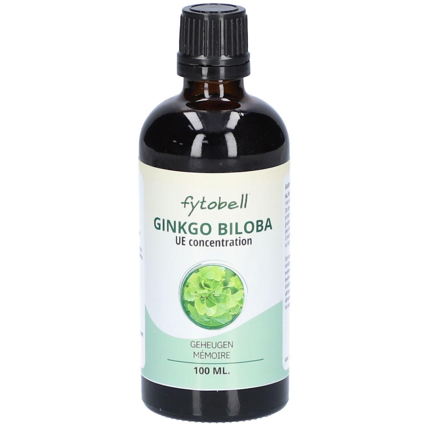 Bruine glazen fles met zwarte dop. Etiket met productnaam en afbeelding van bladeren. Tekst: Ginkgo Biloba UE concentration.