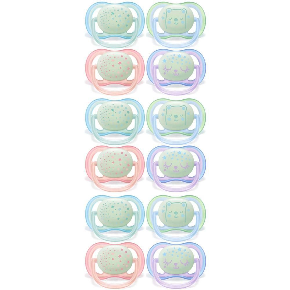 Verschillende fopspenen in verschillende kleuren. Sommige hebben sterren, andere een beer. Allemaal gaten.
