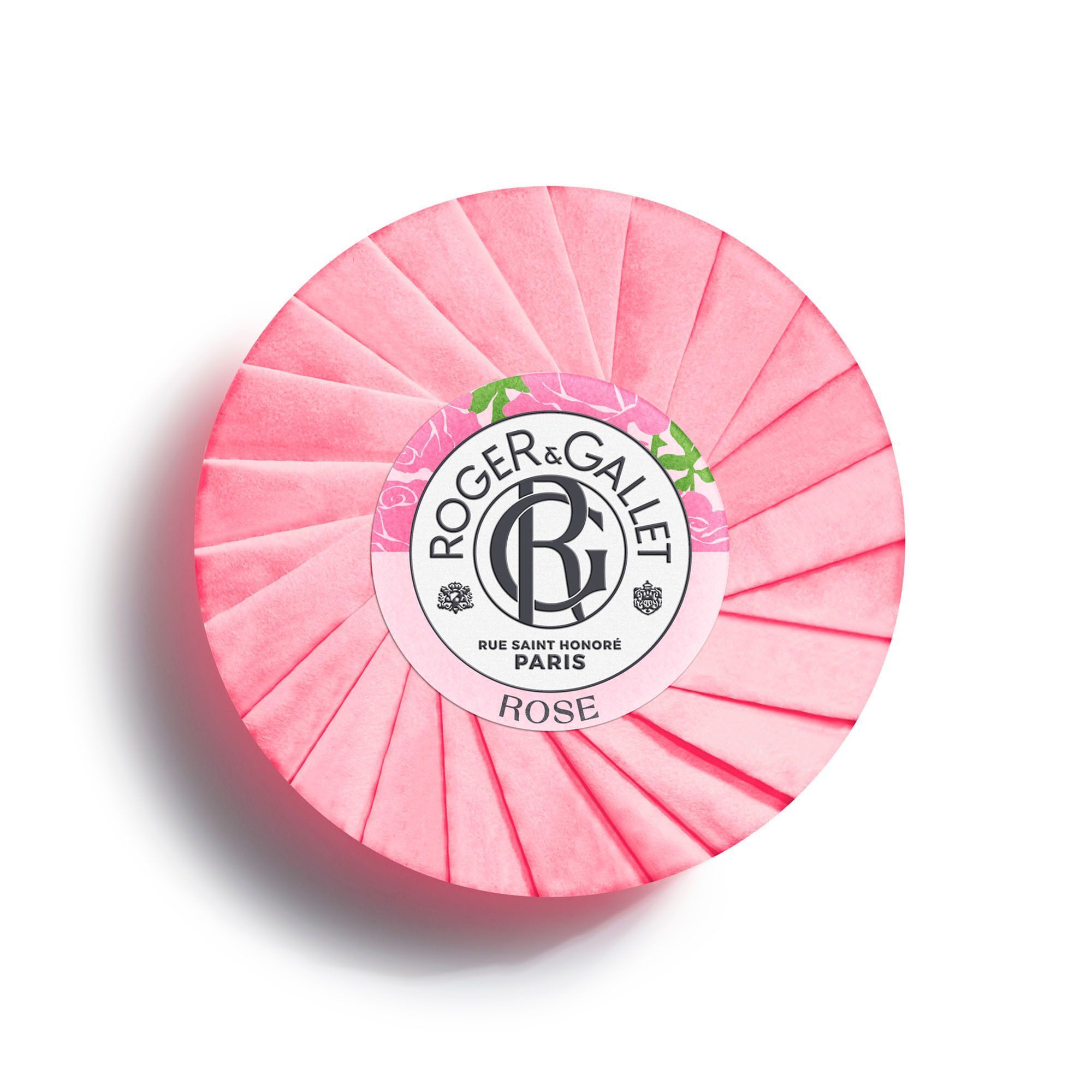 Ronde, roze zeep in gevouwen papier. Opschrift: Roger & Gallet, Rose. Logo en tekst op het papier.