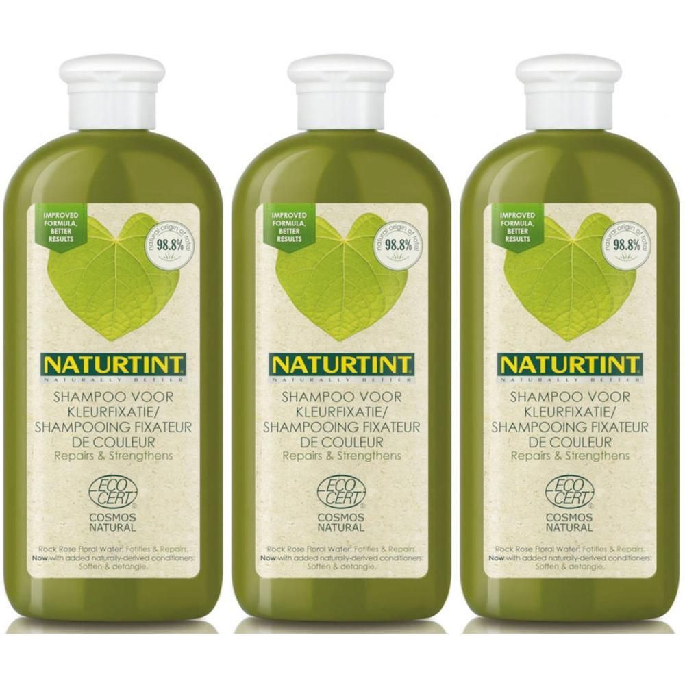 Drie groene flessen Naturtint shampoo voor kleurfixatie. Witte dop, groen etiket en bladlogo. Cosmos Natural certificering.