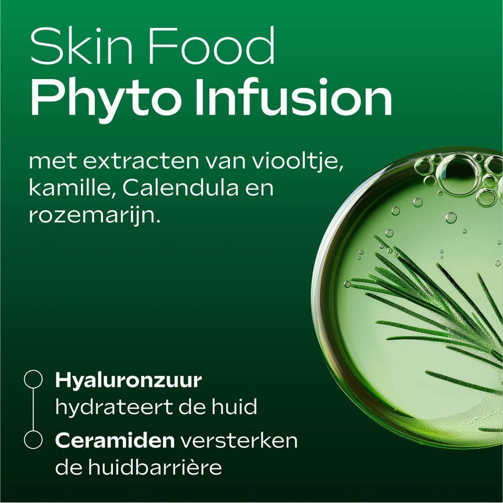Close-up van kruiden in vloeistof. Tekst: Skin Food Phyto Infusion. Ingrediënten: viooltje, kamille, calendula, rozemarijn.