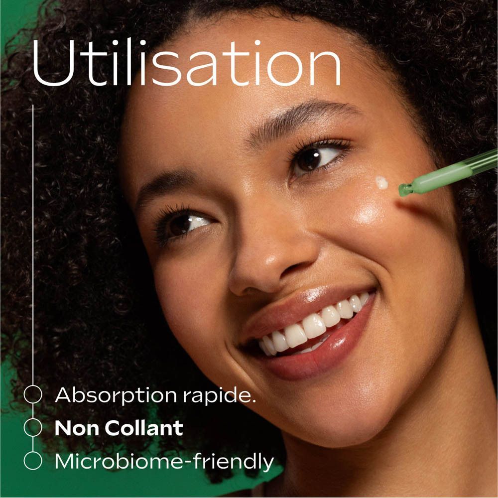 Femme avec sérum sur la peau. Texte : Absorption rapide, Non collant, Microbiome-friendly.