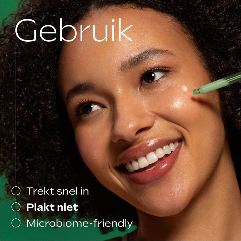 Vrouw met serum op de huid. Tekst: Trekt snel in, Plakt niet, Microbiome-friendly.