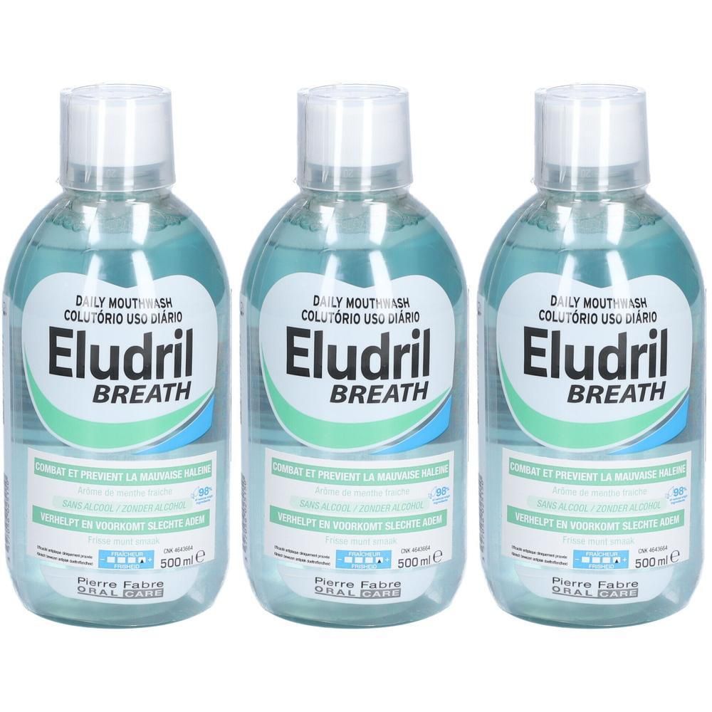 Trois flacons de bain de bouche Eludril Breath. Liquide bleu clair dans des flacons transparents avec bouchon blanc. Inscriptions multilingues.