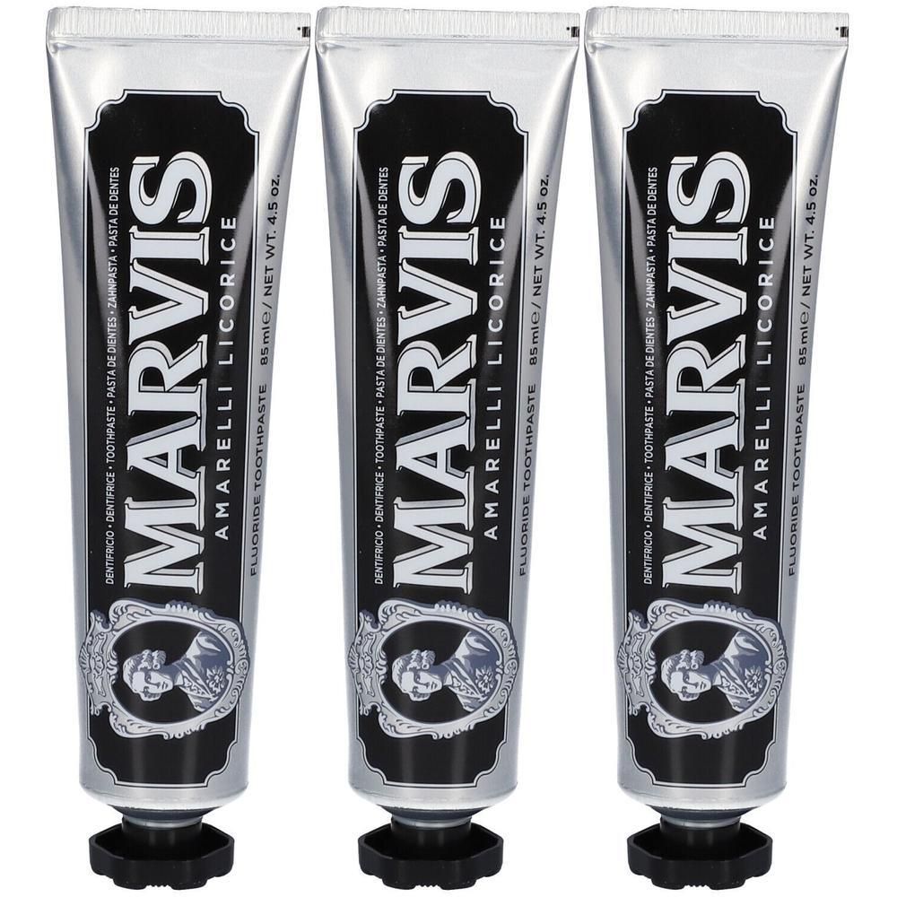 Trois tubes de dentifrice. Tubes argentés avec étiquette noire. Inscription: MARVIS AMARELLI LICORICE. Bouchon noir.
