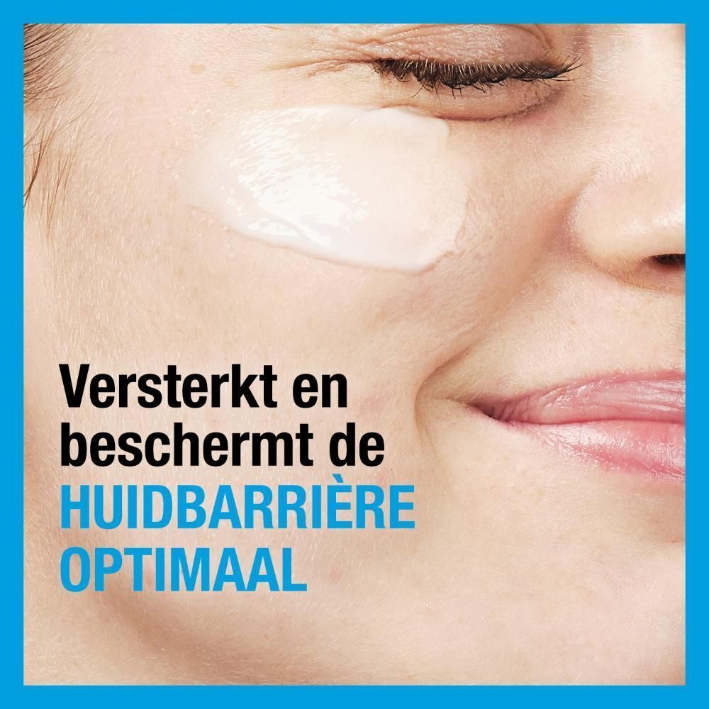 Close-up van een gezicht met aangebrachte crème. Tekst: Versterkt en beschermt de huidbarrière optimaal.