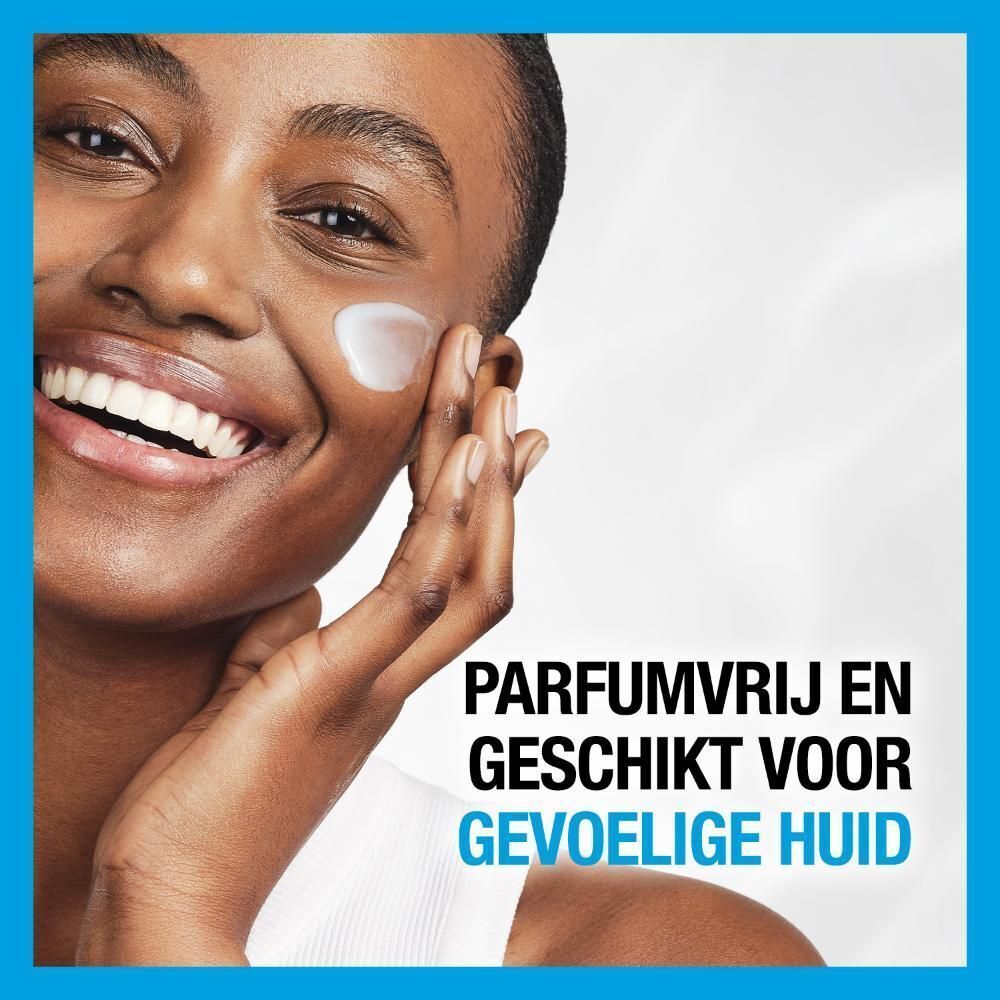 Close-up van een gezicht met aangebrachte crème. Tekst: Parfumvrij en geschikt voor de gevoelige huid.