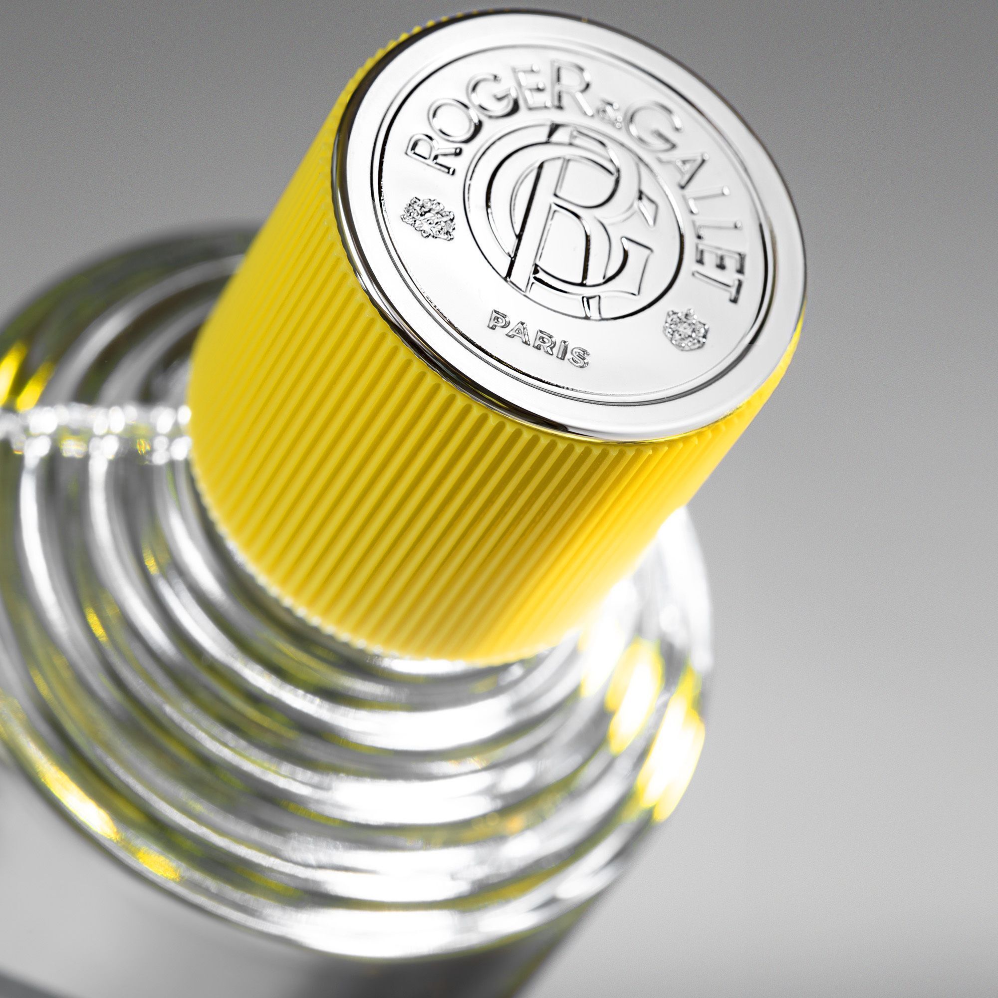 Close-up van het flesje met gele dop. Opschrift: Roger & Gallet, Paris.