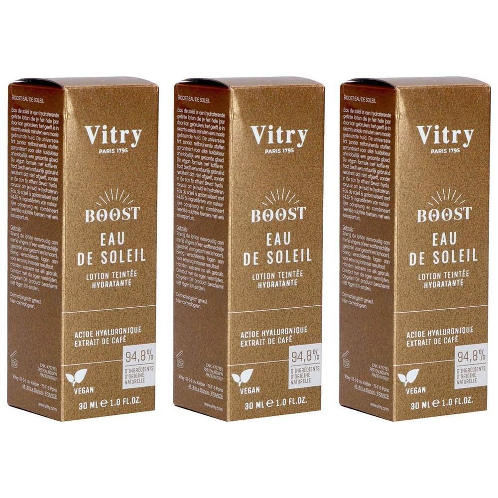 Drie goudkleurige dozen. Opschrift: Vitry Boost Eau de Soleil, 30 ml, vegan. Met hyaluronzuur en koffie-extract.