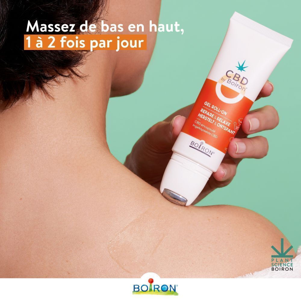 Personne massant l'épaule avec Boiron CBD Gel Roll-on. Texte: Massez de bas en haut, 1 à 2 fois par jour.
