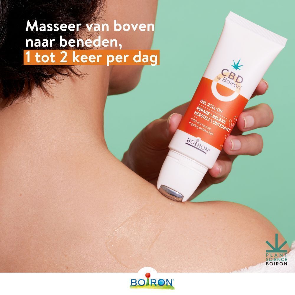 Persoon masseert schouder met Boiron CBD Gel Roll-on. Tekst: Masseer van boven naar beneden, 1 tot 2 keer per dag.