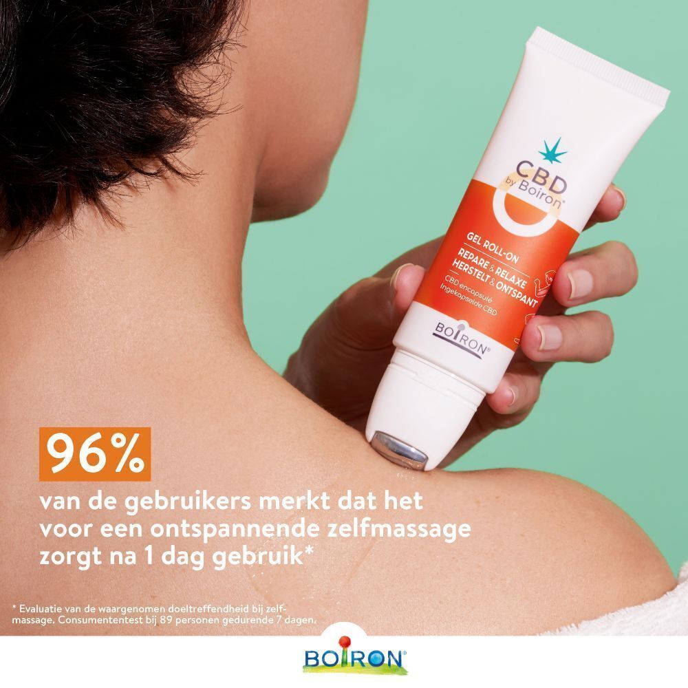 Persoon masseert schouder met Boiron CBD Gel Roll-on. Tekst: 96% van de gebruikers merkt dat het voor een ontspannen zelfmassage zorgt.