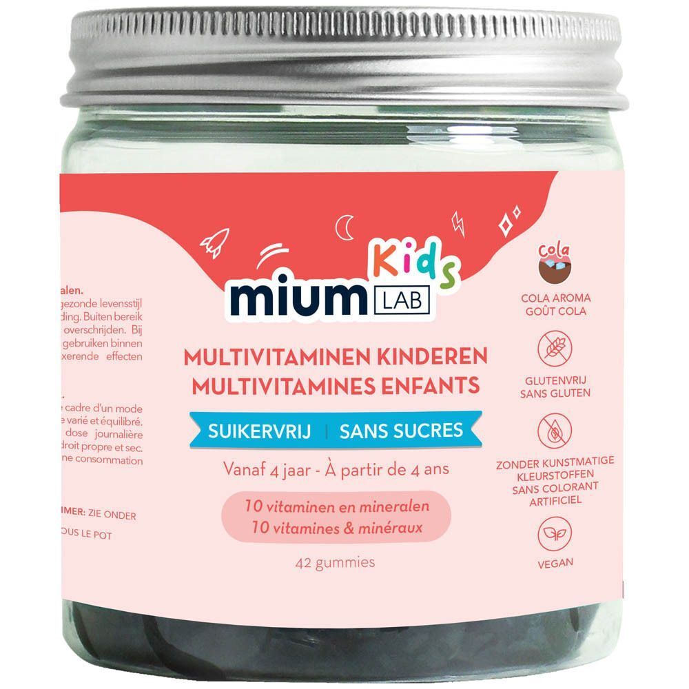 Close-up van een pot MiumLab Kids Multivitamines Enfants. Glazen pot met etiket. Productinformatie duidelijk zichtbaar.