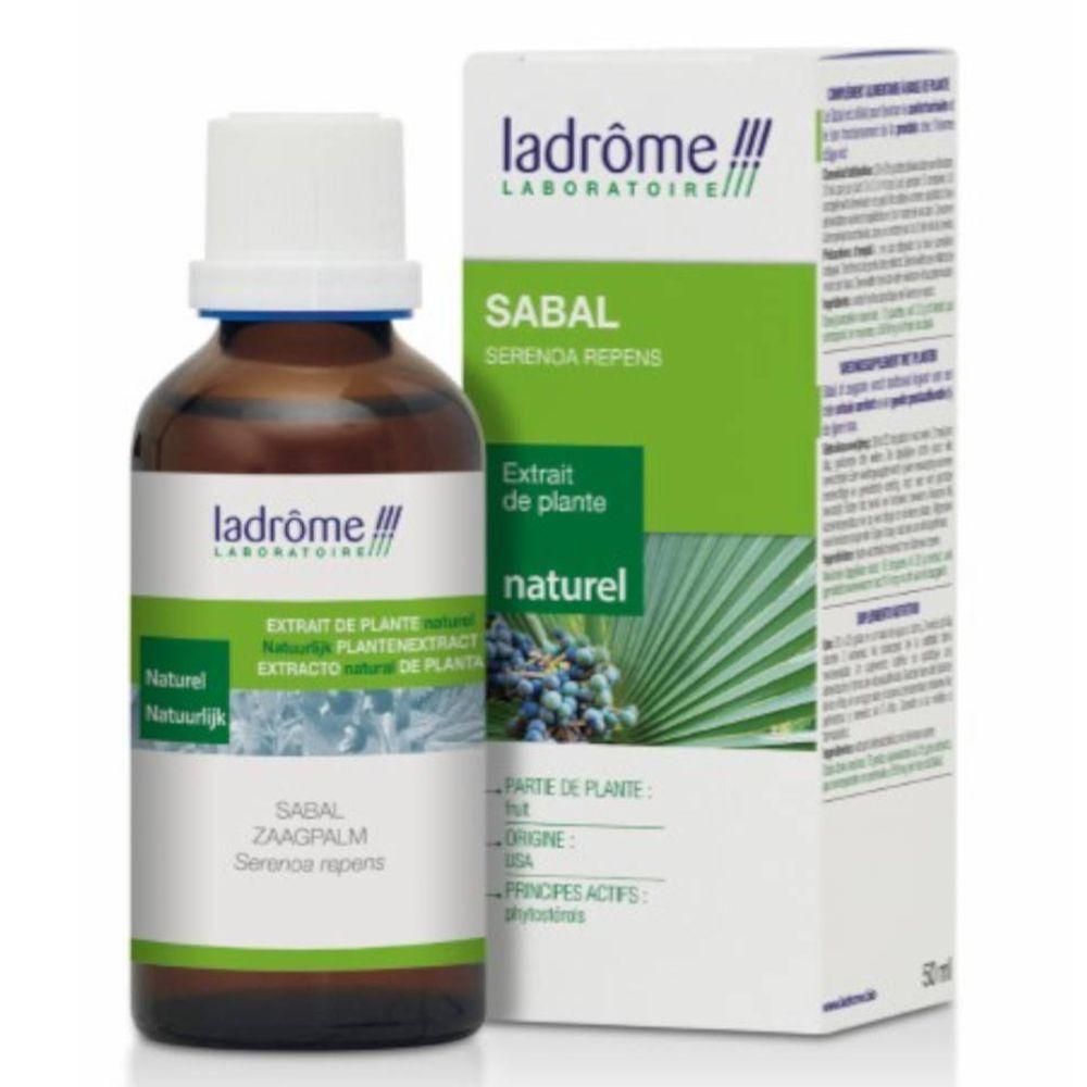 Bruine glazen fles met witte dop en groen etiket. Daarnaast een doos met groene tekst. Opschrift: Sabal, Extrait de plante naturel.