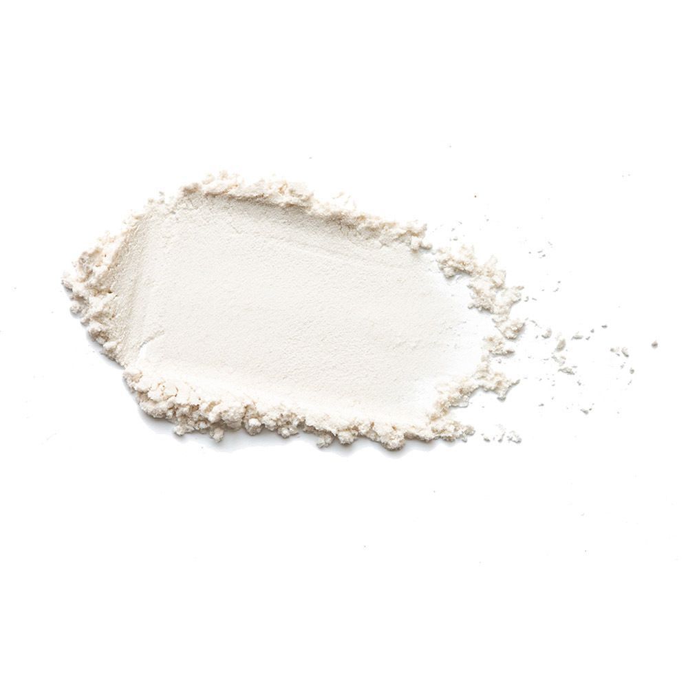 Een spoor van witte poeder op een witte achtergrond.