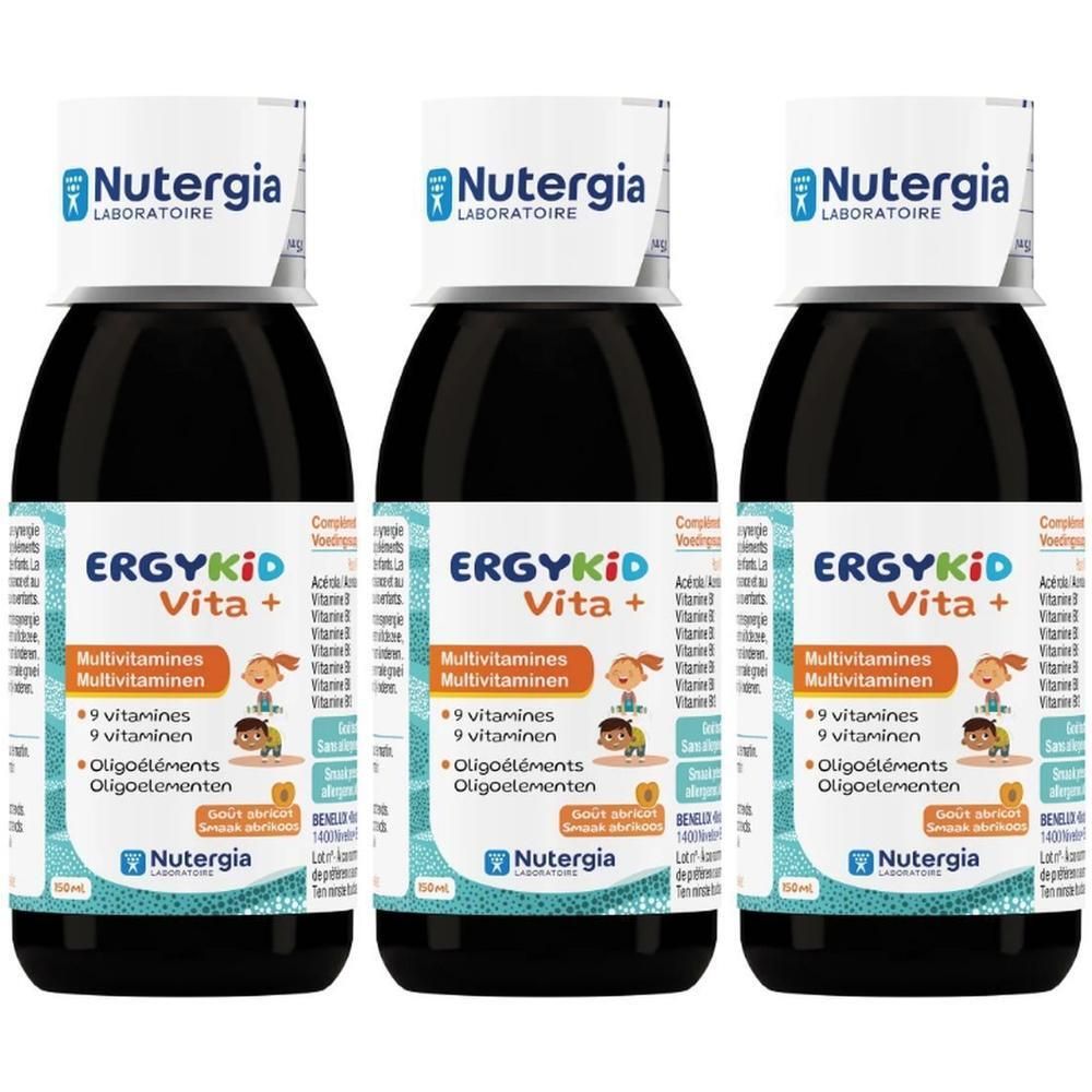 Trois flacons de Nutergia Ergykid Vita+ multivitamines. Chaque flacon porte une étiquette avec le nom du produit et les ingrédients.