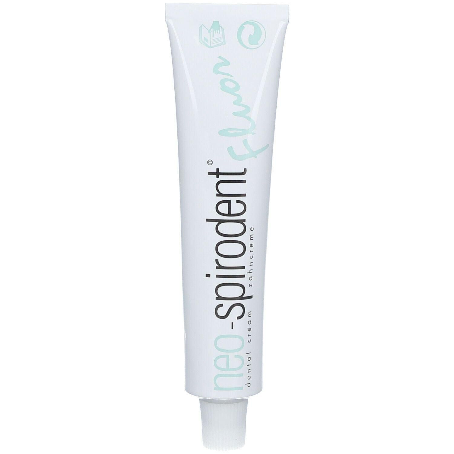 Witte tandpastatube met opschrift neo-spirodent en Fluor. Groene letters en symbolen.