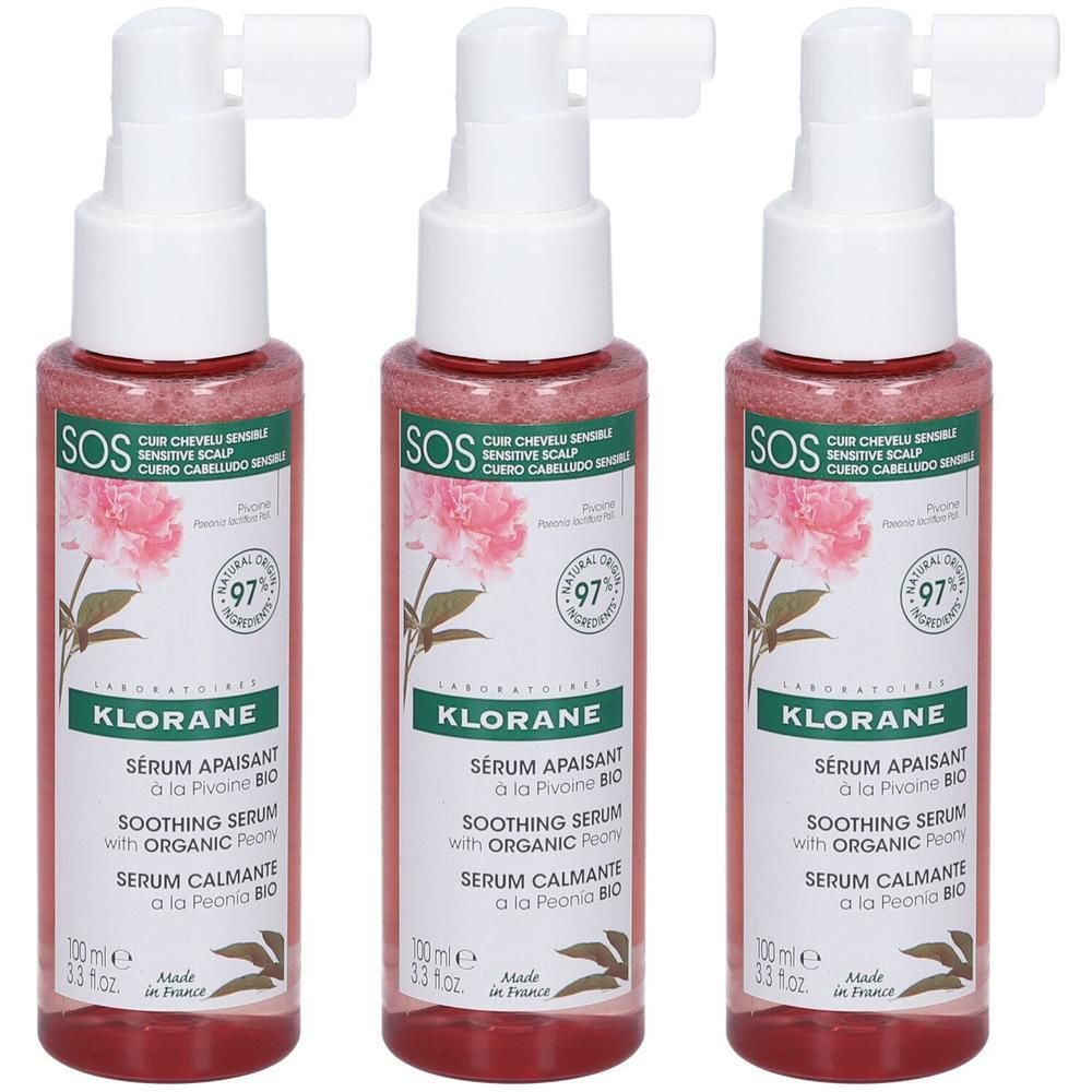 Drie flessen met verstuiver. Opschrift: Klorane, Sérum Apaisant, Soothing Serum, met biologische pioenroos. 97% natuurlijke ingrediënten.