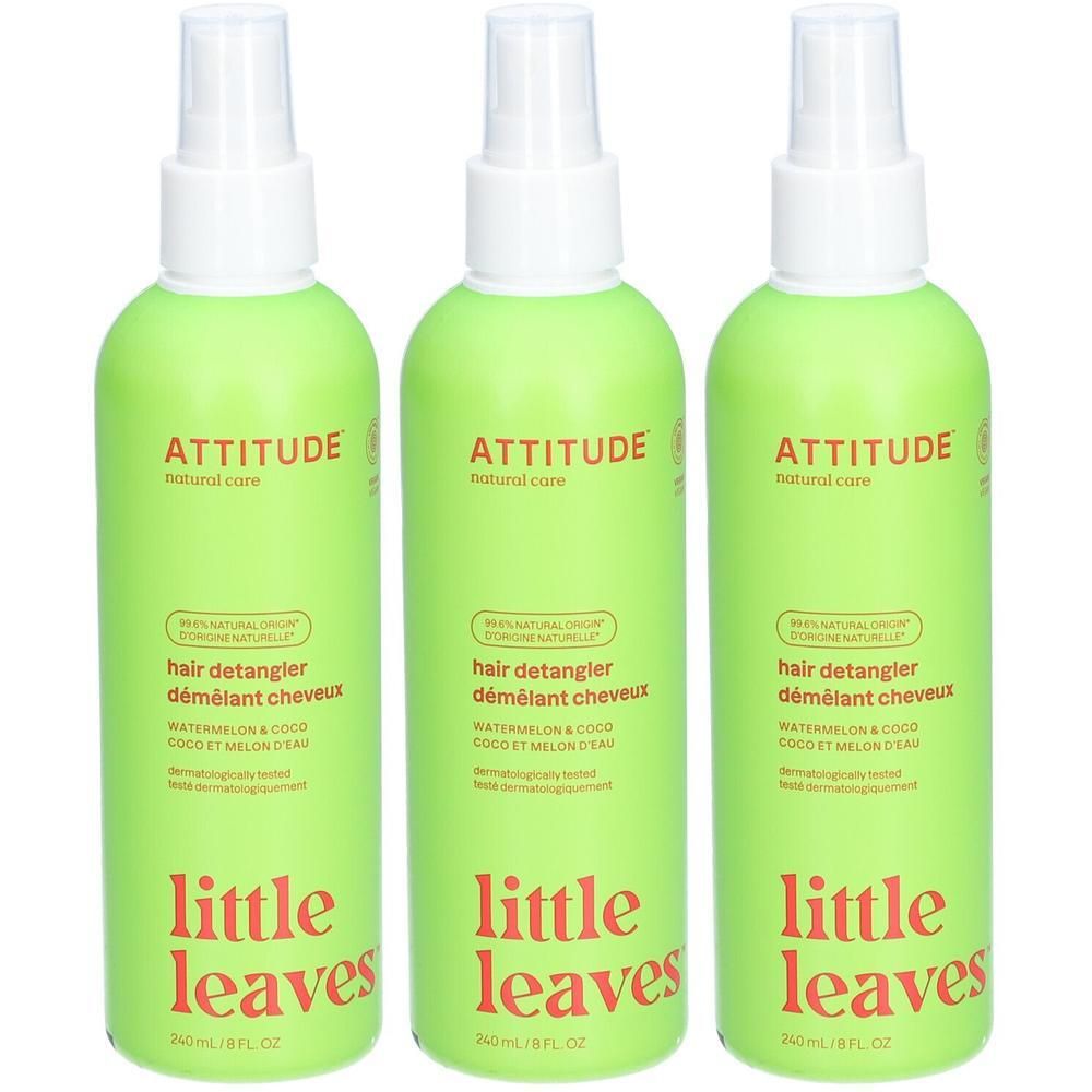 Drie groene flessen met witte spraykop. Opschrift: ATTITUDE, Hair Detangler, Little Leaves. Kokosnoot & Watermeloen.