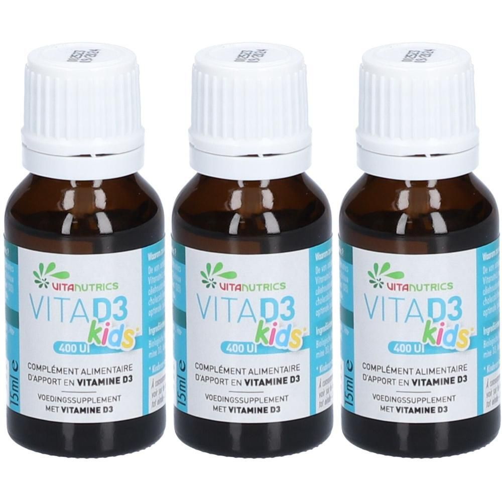 Drie flessen Vitanutrics Vita D3 Kids. Bruine glazen flessen met witte doppen en etiketten. Opschrift: Vita D3 Kids, 400 UI.
