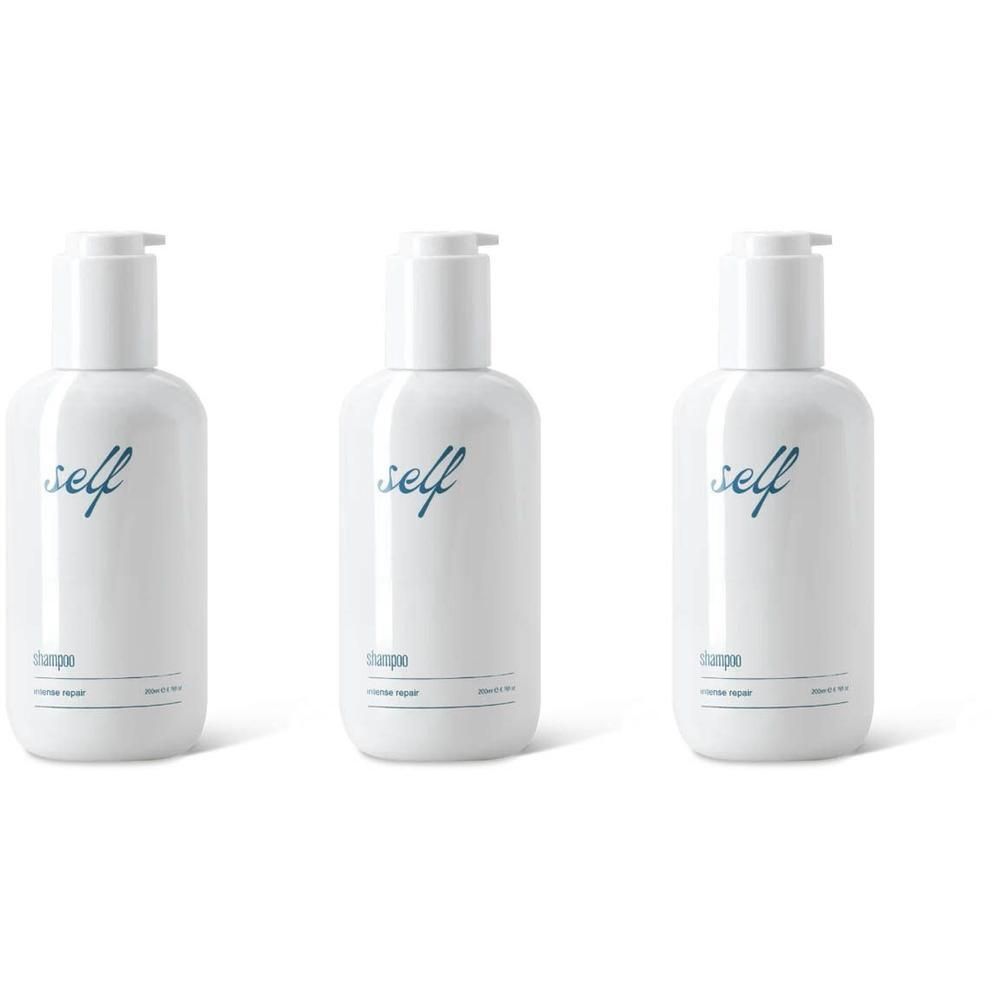 Drie witte shampooflessen met blauwe belettering.
