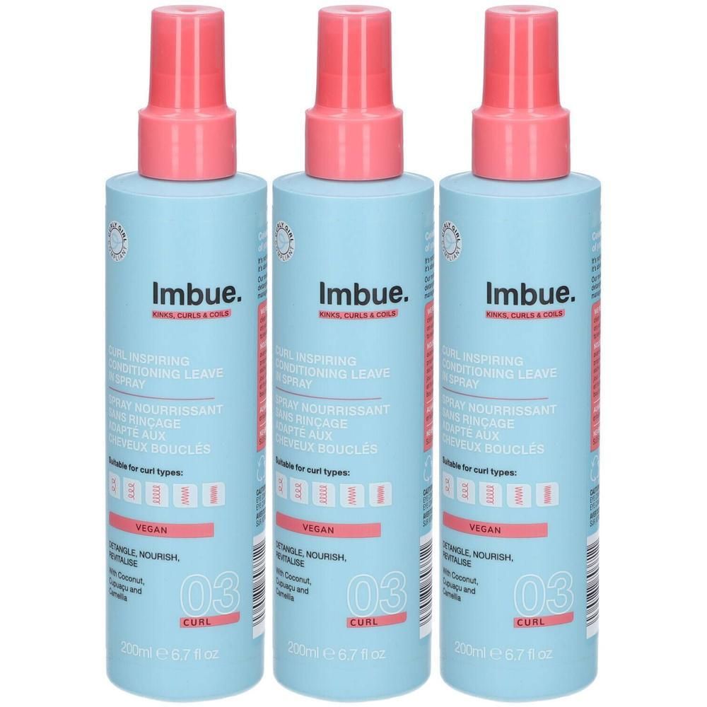 Drie blauwe sprayflessen met roze sproeikoppen. Op elke fles staat "Imbue" en productinformatie. Vegan.