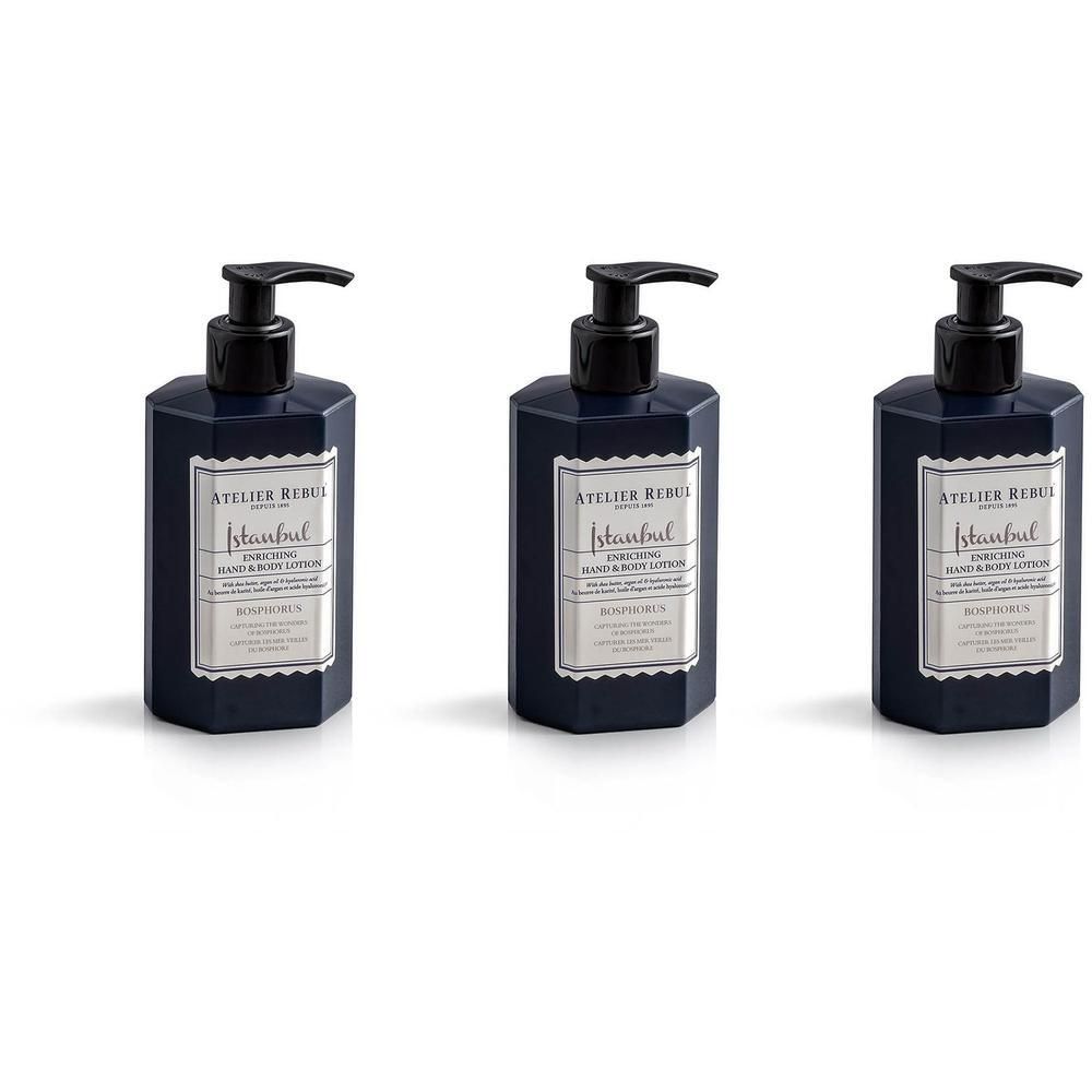Drie blauwe lotions met zwarte pompen. Labels met tekst. Op witte achtergrond.