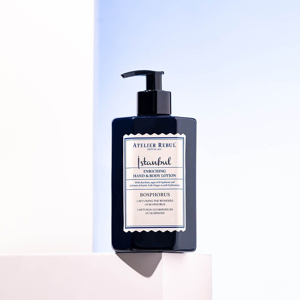 Blauwe lotion met zwarte pomp. Label met tekst. Op wit oppervlak, blauwe achtergrond.