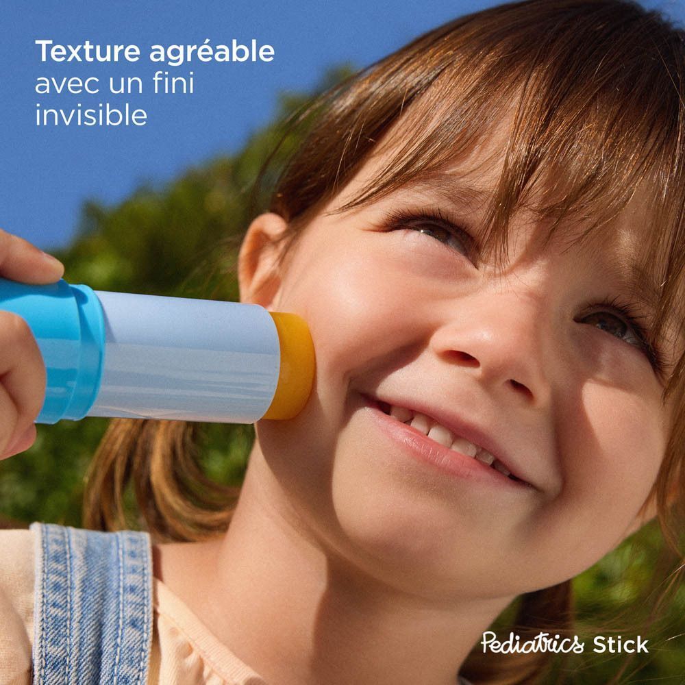 Enfant avec stick sur la joue. Texte : Texture agréable avec un fini invisible.
