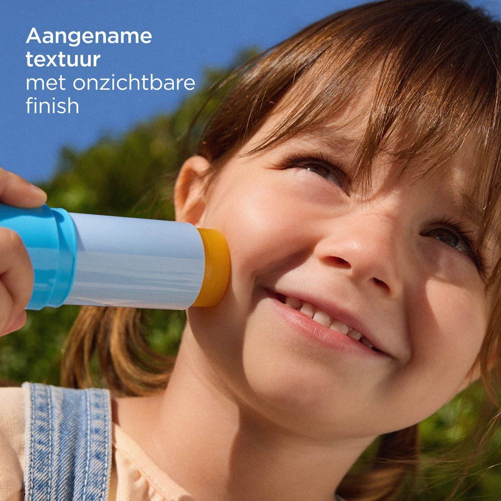 Kind met stick op wang. Tekst: Aangename textuur met onzichtbare finish.