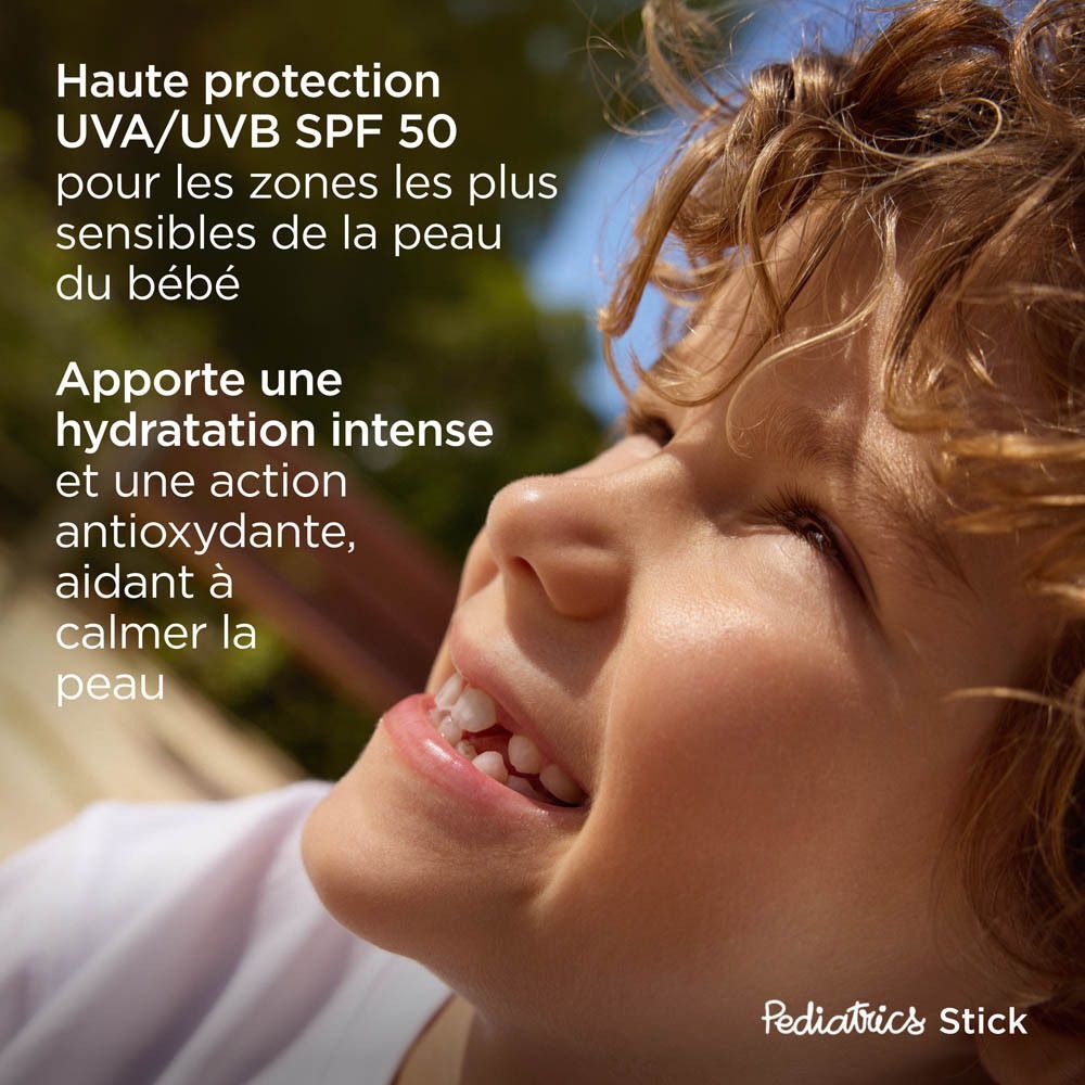 Enfant souriant. Texte : Haute protection UVA/UVB SPF 50 pour peaux sensibles.