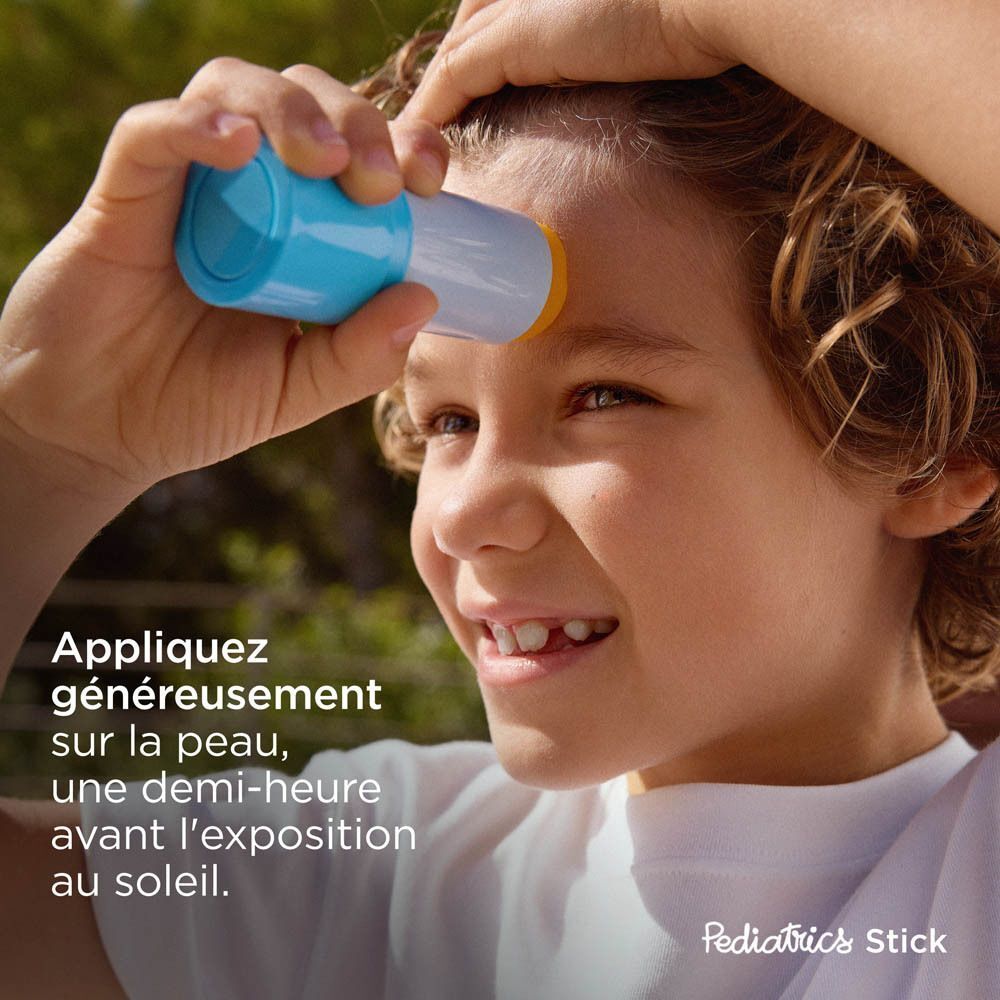 Enfant appliquant le stick. Texte : Appliquer avant l'exposition au soleil.