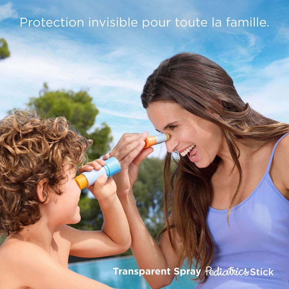 Mère et enfant avec stick. Texte : Protection invisible pour toute la famille.