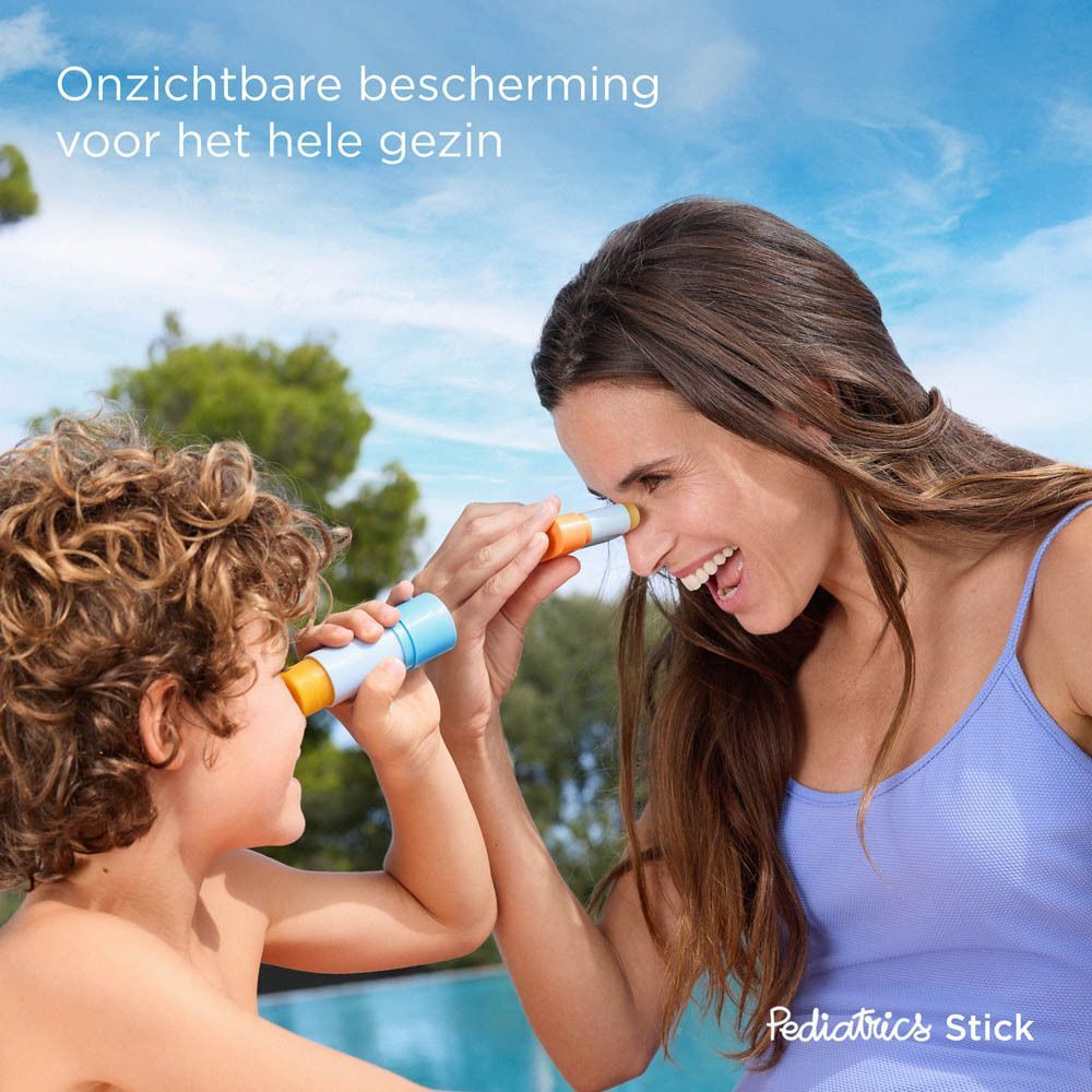 Moeder en kind met ISDIN Fotoprotector Pediatrics Stick SPF50. Toepassing.